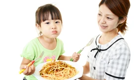  Nhiều người mẹ quan niệm việc ăn đồ ngon, đồ bổ sẽ giúp con cao lớn thông minh, nhưng không hiểu rằng dinh dưỡng hợp lý đến từ những bữa ăn đầy đủ 4 nhóm chất dinh dưỡng và cách chế biến khoa học