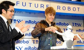 Giám đốc trẻ Hồ Vĩnh Hoàng và ngôi sao ca nhạc người Canada Justin Bieber tại Triển lãm Điện tử Tiêu dùng lớn nhất thế giới (CES) 2012 và nhảy cùng robot của Công ty TOSY