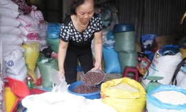  Gạo lứt bán tại chợ Nghĩa Tân (Cầu Giấy, Hà Nội). Ảnh: Quỳnh Nga