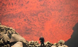 George Kourounis bên núi lửa Marum. Ảnh: Twitter.