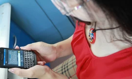 Hàng triệu nạn nhân sử dụng điện thoại di động bị “móc túi” từ tin nhắn rác. Ảnh: Minh Đức