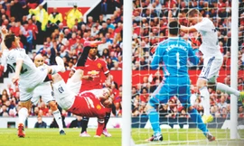 Man United (Áo đỏ) gục ngã ngay trên sân nhà ở ngày khai mạc