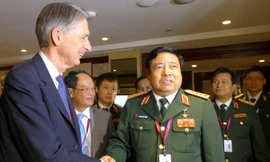Bộ trưởng Bộ Quốc phòng Việt Nam, Phùng Quang Thanh có cuộc tiếp xúc song phương với Bộ trưởng Quốc phòng Anh, Phillip Hammond. Ảnh: Kim Yến 