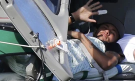 Neymar nằm cáng, đi trực thăng rời tuyển Brazil