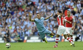 Man Xanh (trái) gục ngã trước họng pháo Arsenal. Ảnh: EPA