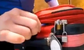 Lật tẩy chiêu lấy cắp đồ trong vali đang khóa