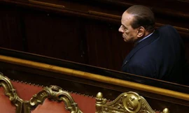 Ông Berlusconi tham gia giúp đỡ các bệnh nhân trong bữa ăn.