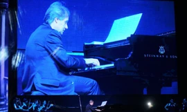Richard Clayderman 'không nhép nhạc mà chơi piano với nhạc nền'