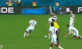 Đức chơi tiểu xảo với pha dàn xếp đá phạt tệ nhất lịch sử?