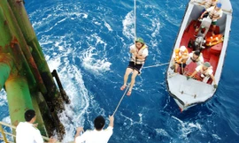 Lên nhà giàn bằng dây kéo