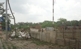 Đổ phế thải bên bờ sông Tô Lịch