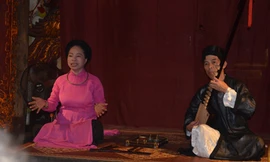 Với Bạch Vân kể cả có 2 người ngồi nghe, chị cũng say sưa hát