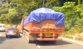 Ô tô Kia vượt ẩu, suýt bị xe tải kẹp nát trên đèo