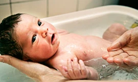 Vệ sinh cơ thể bé sạch sẽ mỗi ngày là cách tốt nhất để phòng tránh viêm da, rôm sẩy cho bé. (Ảnh minh họa)