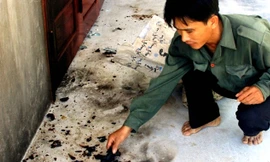 Vết bom xăng những kẻ xin đểu ném vào nhà anh Cao để uy hiếp. ảnh: Thu Hoài