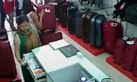 Nhóm nữ quái dàn cảnh trộm tiền trong shop bán vali