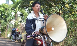 Ông “mõ làng” đi thông báo