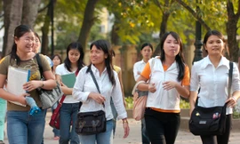 Sinh viên Đại học Sư phạm Hà Nội sau giờ tan học. ảnh: Ngọc Châu 