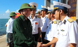 Thứ trưởng Trương Minh Tuấn (trái) trong chuyến thăm Trường Sa
