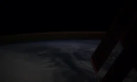 Hành trình xuyên đêm của trạm ISS trong 32 giây