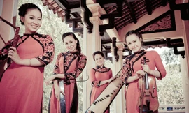 Mặt Trời Đỏ - từ trái qua: Thanh Lan (hát), Hồ Nga (hát, t’rưng, tam thập lục, trống, bầu), Kim Long (tranh, t’rưng, tỳ bà), Thùy Linh (violon, trống). Ảnh: Minh Huy