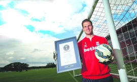 Pha ghi bàn của thủ môn Begovic lập kỷ lục Guinness