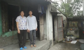 Vợ chồng anh Bảo trước căn nhà xuống cấp. Ảnh: K.N