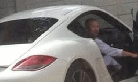 Hình ảnh nữ tu Thái đi xe Porsche trắng đang gây xôn xao dư luận. Ảnh: Bangkokpost 