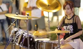 Màn biểu diễn trống điêu luyện của cô gái trẻ