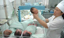 Chăm sóc trẻ sơ sinh tại bệnh viện nhi T.Ư. Ảnh: Hồng Vĩnh