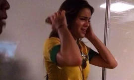 Bạn gái khóc ngất khi chứng kiến chấn thương của Neymar