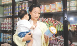 Giá bán lẻ một số sản phẩm sữa giảm giá trước quyết định áp trần. Ảnh: Như Ý