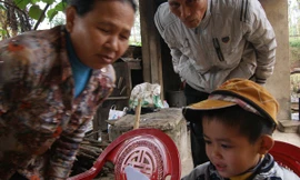 Cháu Đạt tự tin đọc chữ