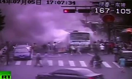 Đổ dầu, đốt xe buýt chở hơn 80 người ở Trung Quốc