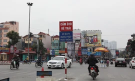 Tấm biển phụ cấm rẽ bằng Tiếng Việt này không thể là căn cứ xử phạt người điều khiển ô tô rẽ trái. Trường hợp người nước ngoài lái xe ô tô sẽ càng không thể hiểu được những tấm biển này