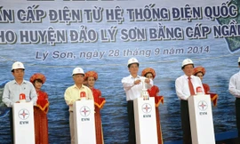 Thủ tướng Nguyễn Tấn Dũng đóng cầu dao, chính thức khánh thành dự án cấp điện cho Lý Sơn. Ảnh: Nam Cường