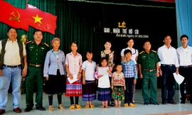 Lễ giao nhận các cháu tại UBND xã Ea Kiết. Ảnh: Thiên Thảo