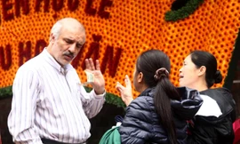  Văn hóa ứng xử của người Hà Nội được đánh giá là ngày càng lệch chuẩn (Chèo kéo khách du lịch trước cổng Văn Miếu, Hà Nội). Ảnh: Hồng Vĩnh