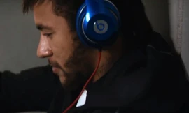  Đeo tai nghe Beats, Neymar đối mặt với án phạt