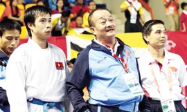  HLV Lê Công (giữa) là một trong những HLV giàu thành tích nhất làng thể thao Việt Nam. ảnh: VSI 