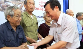  PGĐ Sở LĐTB&XH Nghệ An Nguyễn Thanh Phùng trao quà của Tập đoàn Eurowindow cho các cựu TNXP Nghệ An Ảnh Phạm Ngân