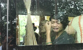 Đỏ hoe mắt tiễn 12 trẻ em, người già rời chùa Bồ Đề