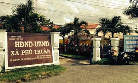 Trụ sở xã Phú Thuận được cho là nơi tổ chức đám cưới cô con gái 16 tuổi của ông Chủ tịch xã.