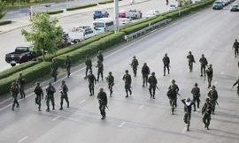  Binh sĩ Thái Lan tuần tra trên đường phố Bangkok sau đảo chính. Ảnh: AP