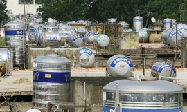 Các bồn nước la liệt trên nóc chung cư cũ - trở thành nguy cơ “bom nước” trên đầu dân