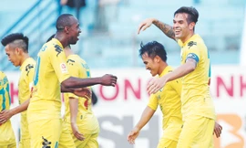 Chân sút Gonzalo (bìa phải) lập cú đúp mang lại chiến thắng thuyết phục cho Hà Nội T&T chiều qua. ảnh: VSI