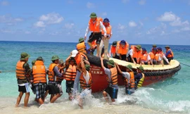 Đưa đại biểu lên đảo