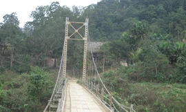 Hàng chục cầu treo ở khu vực miền tây Nghệ An đã xuống cấp. ảnh: Phan Sáng