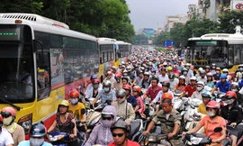 Giao thông thủ đô hỗn loạn từ khi có lệnh cấm xe ôtô trên tuyến Xuân Thủy - Cầu Giấy. Ảnh: Bá Đô