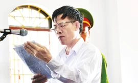  Bị cáo Vũ Việt Hùng đọc đơn kêu oan trước tòa